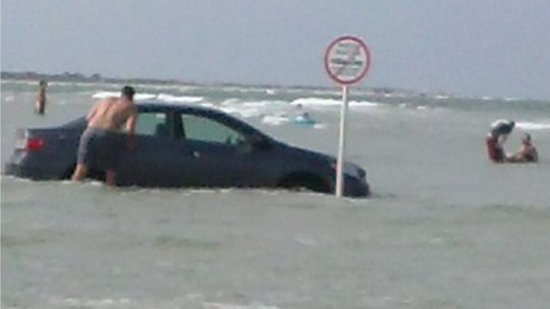 Illustration for article titled Tide Drowns 'Hundreds' Of Vehicles On Florida Beach 'With No Warning'